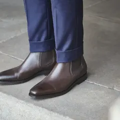 Eleganckie, brązowe sztyblety do garnituru, idealne na jesienne dni.