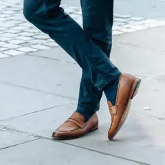 Eleganckie spodnie do mokasynów w odcieniu brązu, idealne na spacer po mieście.