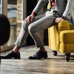 Eleganckie, brązowe buty męskie do szarego garnituru w kratę. Stylizacja na co dzień i specjalne okazje.