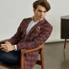Elegancka marynarka męska do dżinsów w kratę, w odcieniu bordo. Model siedzi na drewnianym krześle, prezentując stylową stylizację.