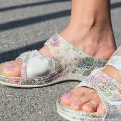 Klapki na haluksy w kolorowy wzór, zapewniające komfort i styl.
