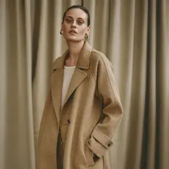Elegancka kobieta w beżowym płaszczu, prezentująca stylowe brazowy plaszcz stylizacje.