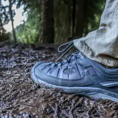 Solidne buty Keen na błotnistym szlaku na Maderze. Idealne na wędrówki po wilgotnym terenie.