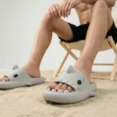 Mężczyzna w klapkach rekinach siedzi na krześle. Czy 28.5 cm jaki to rozmiar buta?