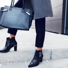 Eleganckie stylizacje z botkami na obcasie: czarne, skórzane botki z klamrami i metalowymi detalami, do tego szara marynarka i torebka z fakturą skóry krokodyla.