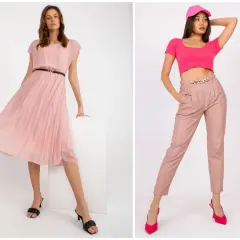 Dwie stylizacje: zwiewna sukienka pudrowy róż z paskiem i czarnymi sandałkami; różowy crop top, beżowe spodnie z łańcuszkowym paskiem i fuksjowe szpilki.