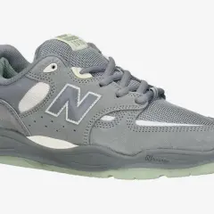 Szary but New Balance z logo "N" i widoczną tylną częścią buta.