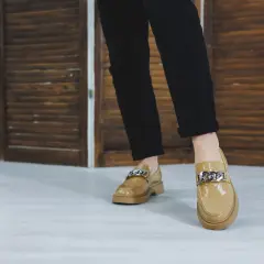 Eleganckie, lakierowane loafersy do sukienki z ozdobnym łańcuchem. Idealne do stylizacji na co dzień i na specjalne okazje.