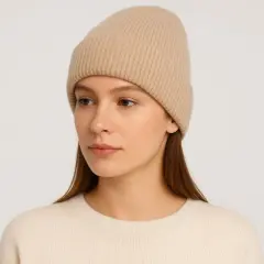 Modelka w beżowej czapce beanie, prezentująca różne rodzaje czapek.