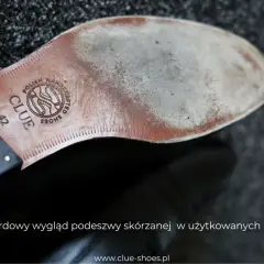 Widok od spodu buta z widoczną, lekko zużytą, twardą podeszwą skórzaną marki CLUE.