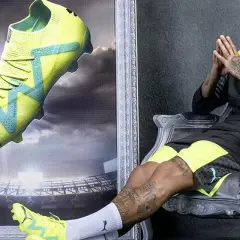 Neymar w neonowych turfy, które co to za buty? Piłkarskie buty Puma w jaskrawym kolorze, idealne na boisko.