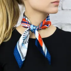 Elegancko zawiązana apaszka z motywem Londynu. Dowiedz się, jak zawiązać apaszkę, by wyglądać stylowo.