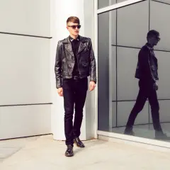 Eleganckie, lakierowane botki to idealne buty do skórzanej kurtki faceta, tworząc stylowy, rockowy look.