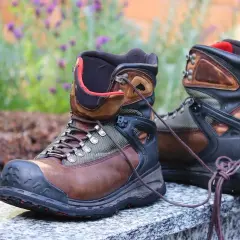 Solidne buty trekkingowe, gotowe na przygodę. Czy buty się rozchodzą? Zobaczymy po pierwszych kilometrach!