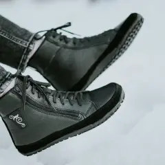 Czarne, wysokie buty na suwak i sznurówki, idealne do miejskich wędrówek. Styl minimalistyczny.