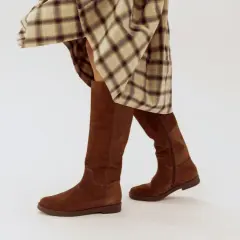 Eleganckie, brązowe kozaki skórzane idealnie pasują do jesiennej, kratowanej sukienki.