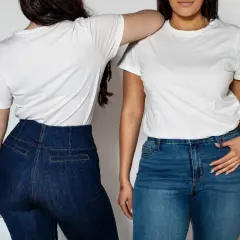 Dwie kobiety w białych T-shirtach i dżinsach. Jedna ma podkreślone szerokie biodra.