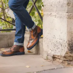 Męskie buty w stylu retro, sznurowane, brązowe, z granatową podeszwą, idealne do jeansów.