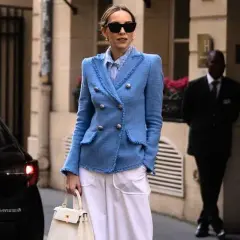Elegancka kobieta w niebieskiej marynarce i białych spodniach. Inspiracja, jak się ubierać po 40. Stylowo i z klasą.