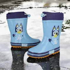Jasnoniebieskie kalosze na wysokie podbicie z Bluey, idealne do skakania po kałużach.