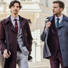 Dwóch eleganckich mężczyzn w garniturach. Jeden w bordowym płaszczu i brązowych butach do czarnego garnituru, drugi w szarym płaszczu.