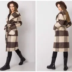 Kratka na płaszczu to klasyka! Zobacz, co nosić do płaszcza w kratę, by stworzyć stylowy look. Modelka prezentuje go z czarnymi kozakami i kapeluszem.