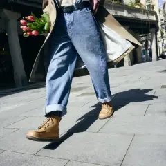 Wygodne, sznurowane botki to idealne buty do koszuli i jeansów na spacer po mieście.