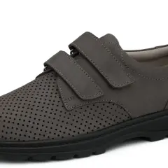 Szare, perforowane buty na rzepy. Mają za szerokie buty po bokach, co zapewnia komfort.