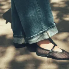 Eleganckie baleriny z siatki z paskiem, idealne do jeansów z podwiniętymi nogawkami.