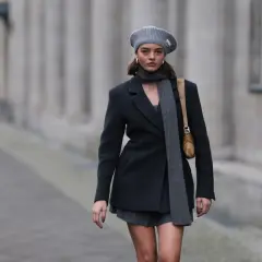 Elegancka marynarka z paskiem i szary beret tworzą stylową całość.