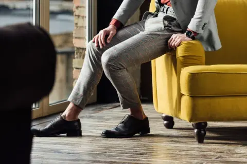 Eleganckie, brązowe buty męskie do szarego garnituru w kratę. Stylizacja na co dzień i specjalne okazje.