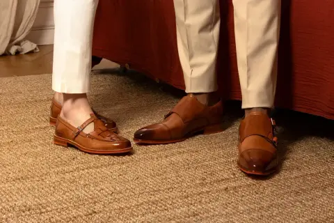 Eleganckie buty monki w stylizacjach z jasnymi spodniami. Skórzane obuwie z klamrami i plecionką.