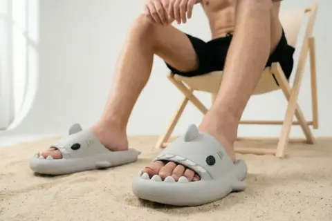 Mężczyzna w klapkach rekinach siedzi na krześle. Czy 28.5 cm jaki to rozmiar buta?