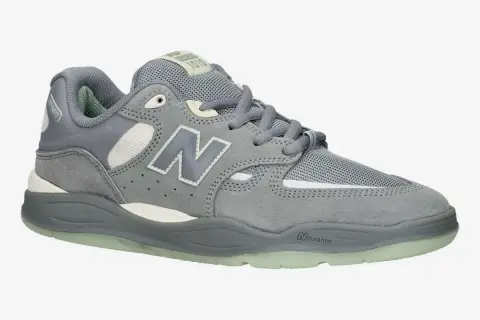Szary but New Balance z logo "N" i widoczną tylną częścią buta.