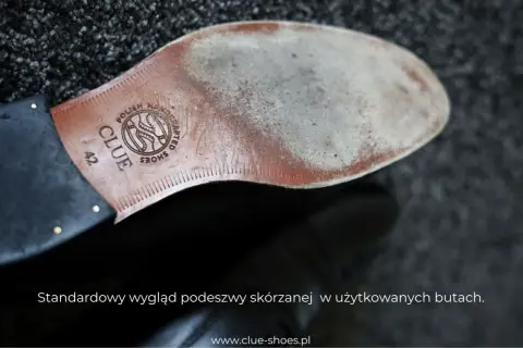Widok od spodu buta z widoczną, lekko zużytą, twardą podeszwą skórzaną marki CLUE.
