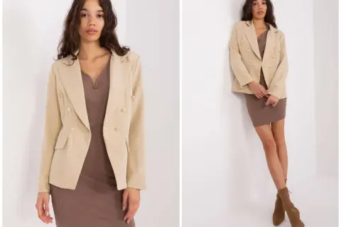 Elegancka sukienka i dwurzędowa marynarka tworzą stylową stylizację. Modelka prezentuje zestaw w beżowo-brązowej kolorystyce.