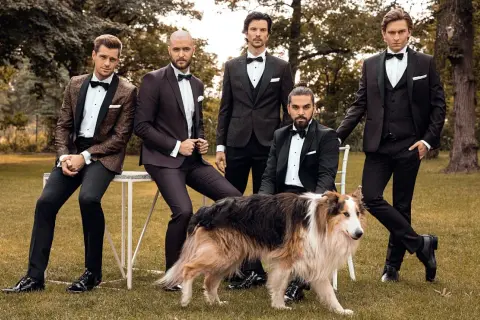 Eleganccy panowie w smokingach i stylowe buty do smokingu. Wśród nich pies rasy collie.