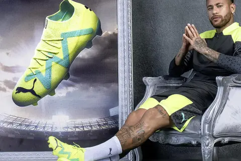 Neymar w neonowych turfy, które co to za buty? Piłkarskie buty Puma w jaskrawym kolorze, idealne na boisko.