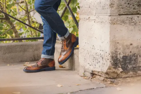 Męskie buty w stylu retro, sznurowane, brązowe, z granatową podeszwą, idealne do jeansów.