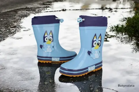 Jasnoniebieskie kalosze na wysokie podbicie z Bluey, idealne do skakania po kałużach.