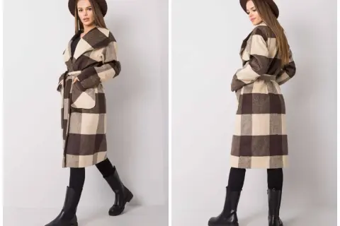 Kratka na płaszczu to klasyka! Zobacz, co nosić do płaszcza w kratę, by stworzyć stylowy look. Modelka prezentuje go z czarnymi kozakami i kapeluszem.