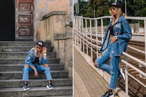 Stylowa kobieta w jeansach boyfriend i kurtce denim, z naszywkami i przetarciami, na tle schodów i torów kolejowych.