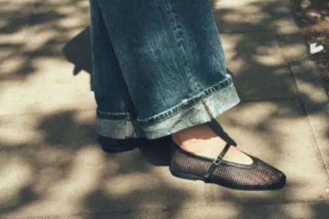 Eleganckie baleriny z siatki z paskiem, idealne do jeansów z podwiniętymi nogawkami.