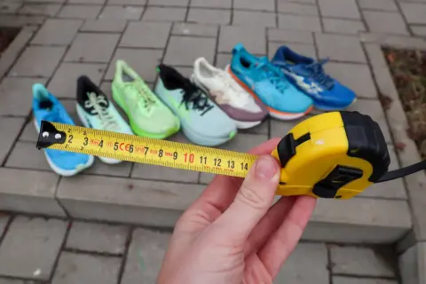 Miarka mierzy długość butów, od niebieskich po zielone. Czy to rozmiar 10 buta?