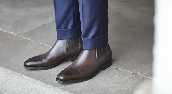 Eleganckie, brązowe sztyblety do garnituru, idealne na jesienne dni.