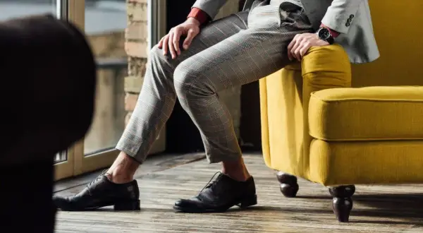 Eleganckie, brązowe buty męskie do szarego garnituru w kratę. Stylizacja na co dzień i specjalne okazje.