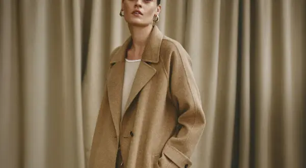 Elegancka kobieta w beżowym płaszczu, prezentująca stylowe brazowy plaszcz stylizacje.