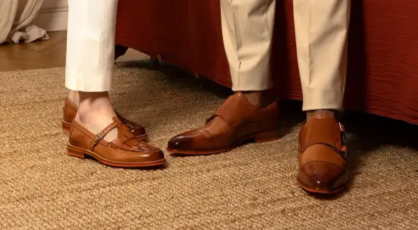 Eleganckie buty monki w stylizacjach z jasnymi spodniami. Skórzane obuwie z klamrami i plecionką.