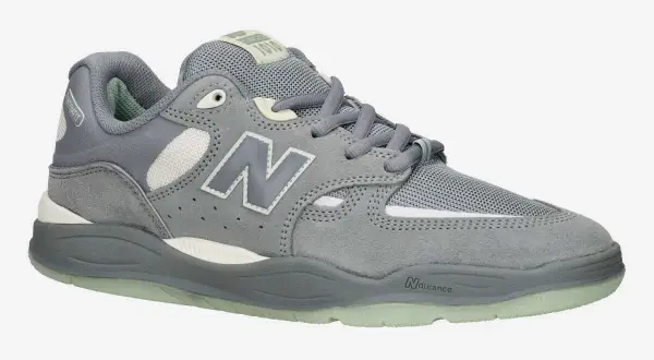 Szary but New Balance z logo "N" i widoczną tylną częścią buta.