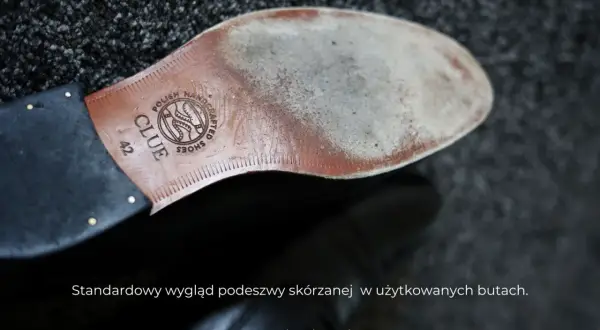 Widok od spodu buta z widoczną, lekko zużytą, twardą podeszwą skórzaną marki CLUE.